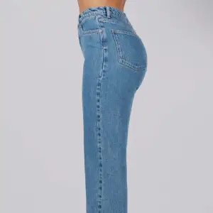 Säljer mina blåa a-dsgn jeans då de är alldeles för långa för mig och därmed inte kommer till användning. Är i storlek XXS men skulle säga att de sitter som storlek S. Innerbenslängd = 87 cm. Köpta för 699kr. Byxorna är i nyskick!