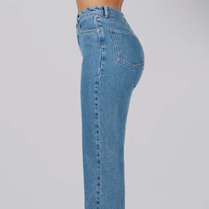 Jeans från a-dsgn - Säljer mina blåa a-dsgn jeans då de är alldeles för långa för mig och därmed inte kommer till användning. Är i storlek XXS men skulle säga att de sitter som storlek S. Innerbenslängd = 87 cm. Köpta för 699kr. Byxorna är i nyskick!