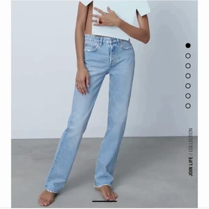 Zara mid rise jeans - Superfina mid rise jeans från zara. Endast använda en gång då de tyvärr inte passar mig💕 skriv privat för fler bilder