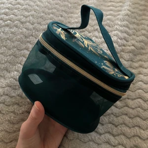 Necessär  - Necessär från Yves Rocher. Aldrig använd! Ny 💖