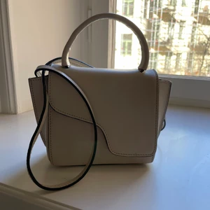 ATP atelier montalcino - ATP väska, knappt använd! Färgen heter Ice white. Så fint skick. Perfekta vår väskan. Pris kan sänkas vid snabb affär! Nypris: 3499 