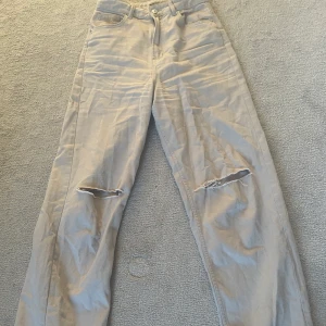 Beiga jeans - Beiga jeans i bra skick!