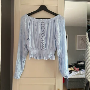 Tröja med spets - Croppad Blå tröja/blus med långa armar. 