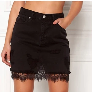 Dr Denim jeanskjol med spets - Nypris 699kr mitt pris 350kr. Aldrig använd och prislappen är kvar. Storlek S, passar perfekt till sommaren🥰