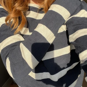 Randig tröja  - Långärmad randig tröja, sjukt sjön och har tunnt matrial💗 använ men ändå bra skick! ❤️