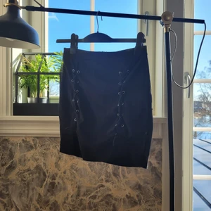 Kort festkjol - En kort men skitsnygg kjol som passar till allt från fest till utekväll. Väldigt fint skick då den är använd max 1 gång, tyvärr vet jag inte märket på den då det inte finns någon lapp. <3