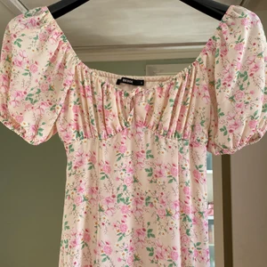 Sommarklänning  - Jättefin sommarklänning från BikBok som bara har blivit använd en gång då den är för stor 🌷