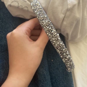 Diadem - Säljer mitt diadem från Shien eftersom jag råkade köpa två. Bild 3 har jag på mig de diademet jag ska behålla. Det jag säljer är aldrig använt. Eftersom diademet är från Shien är priset så lågt. Står inte för frakten! 