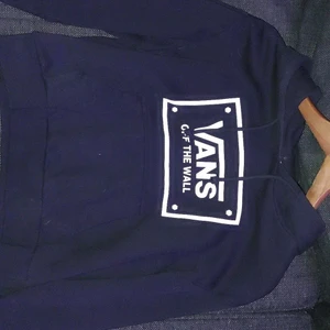 Vans hoodie - Fint skick använd fåtal gånger, den är svart! Köparen står för frakten, skriv för fler bilder! Lägg ett bud!🌸🌞