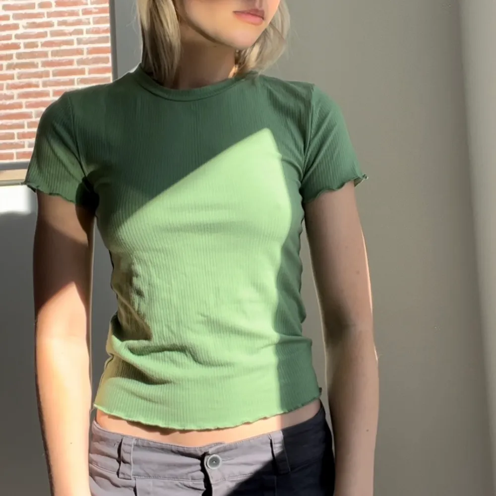 Grön tajt t-shirt (är stretchig) 🤌. T-shirts.