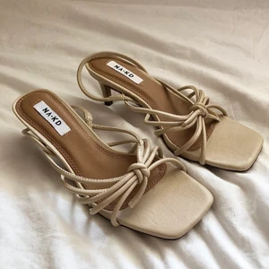 Sandaletter 36 - Söta beiga sandaletter från NAKD i strl. 36. Köpta på sellpy i nyskick men aldrig använda då de inte passade mig. 