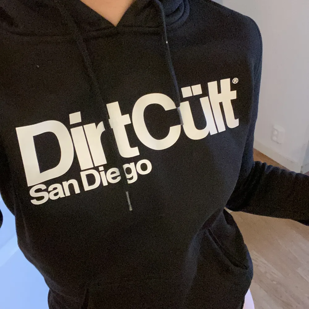 Dirtcult hoddie i svart i väldigt bra skick använt ca 3 gånger. . Hoodies.