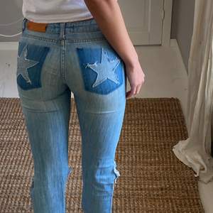 Säljer mina älskade jeans från acne med stjärnor på🖤jag är 175cm och dom är långa på mig! Postar spårbart 66kr. SÅLD VID 1200🖤🖤