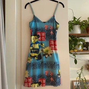 Cool unik klänning - Unik klänning, väldigt bekväm och skön, bra skick köpt second hand men är i nyskick! Kommer ej till användning!