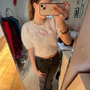 Topp - Säljer denna suuupersöta mysiga topp. Älskar den här tröjan då materialet (angora) är hur mysigt som helst och den har många märkvärda detaljer på framsidan. Skriv om du har andra frågor. Skicket är som nytt!