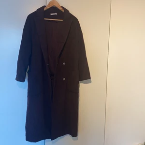 KAPPA - Röd/brun kappa från Wera slits längst ner på baksidan Lite nopprig kan finnas flera deffekter💖 