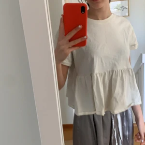 Jätte fin topp fö - Säljer en jätte fin tröja som liknar den från zara, men är från bershka. Jag säljer pga av att den inte har kommit till. Jag köpte dem för 120kr och säljer för 75kr + frakt som köparen står för som är 45kr (tror jag). Kom priv för fler frågor eller mer bilder💗