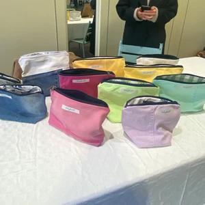 Neccesär  - Jätte fina denim neccesärer av återvunnet jeans tyg. Här är några förslag på färger. Finns fler på vår Instagram @decycle.Uf. För + 50kr kan man få intialer på. 💙💜💛💚🧡