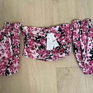 Sommartopp från ginatricot  - Säljer denna superfina helt oanvända blus/topp från ginatricot💕🤩