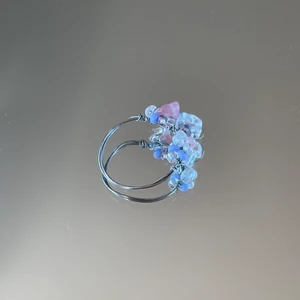 Ring - Handgjorda ringar med sjukt fina stenar och pärlor 🪐✨Alla som finns ute kan köpas men även göras på beställning med samma material och med både guld och silvrig ståltråd. Skriv vid intresse, frågor om storlek eller fler bilder!! 1 för 50kr, 2 för 80kr 💕  ************************** Checka min profil där jag har en massa mer smycken utlagda!! Finns i flera färger och modeller:) Frakt ingår i priset, perfekta för dig som vill sätta en personlig prägel på stilen eller att ge bort i present ❤️‍🔥puss❤️‍🔥