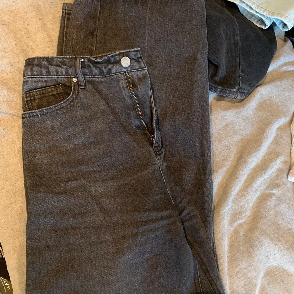 Ett par snygga, svarta jeans från Missguided i strl 36. Säljer p.g.a. inte använder längre. Knappt använda. Köparen står för frakt!!. Jeans & Byxor.