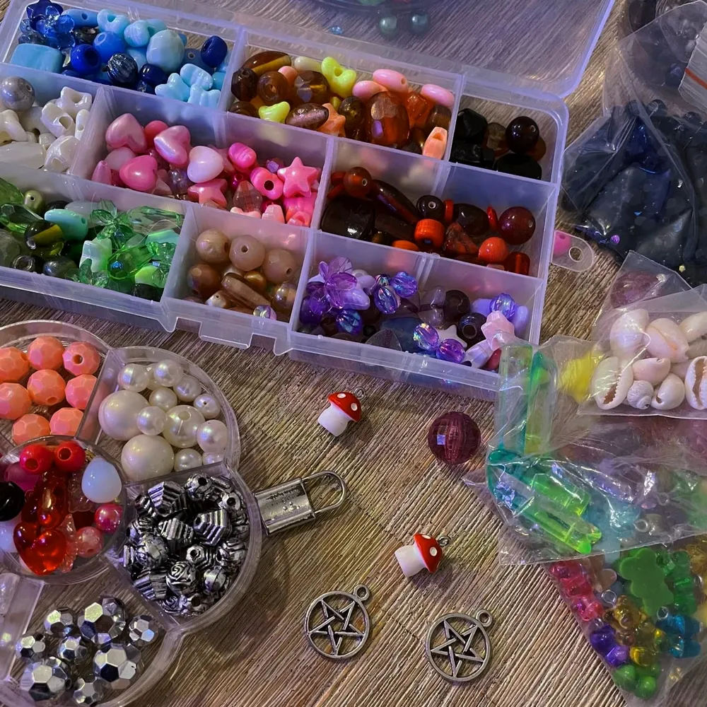 Vi säljer mystery bags med pärlor till er som älskar att DIY 🦋 Det är olika typer av pärlor, och kommer i en påse som den ni ser på bilden. 35:- + frakt. Vi samfraktar allt från vår profil 💞 Vi säljer också hemmagjorda halsband (sista bilden) ✨. Accessoarer.