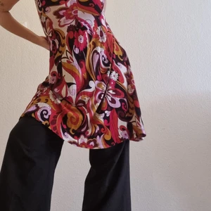 Skön o cool klänning - mjuk o skön bomullsklänning med ballt mönster. Snygg över byxor! groovy psykedeliska 70tals mönster, men med ett par jeans under blir det en riktig y2k outfit. Står S passar S-M