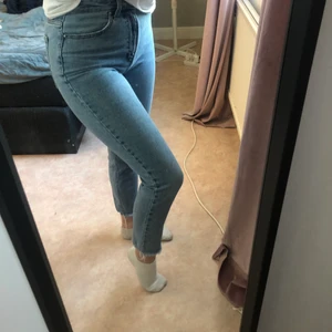 Jeans från Only - Superfina och sköna jeans från Only! De säljs pga att de har blivit förkorta för mig. Storlek 28/32 och passar mig som har 36/ S . 100kr plus frakt☺️