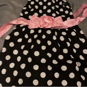 Klänning - Flickklänning! Passar för 4-6 åringar. Helt ny, aldrig använd. Vill du ha ett spårbart paket kostar det 51kr, vill du ha ett vanligt paket kostar det 30kr 