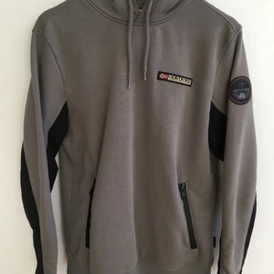 Napapijri hoodie - Den är som ny. Knappt använd för att inte tycker om passformen.
