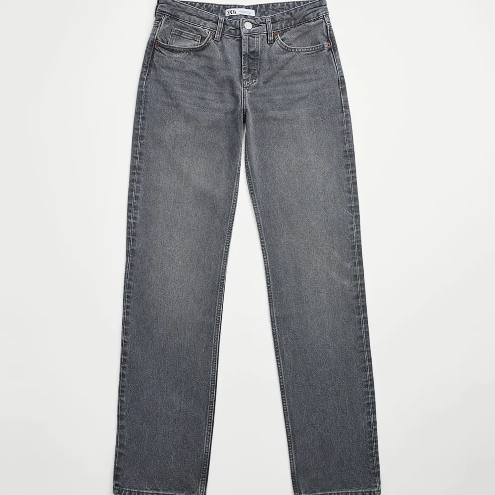 Lågmidjade jeans från zara i storlek 38💕 Säljer pga för små och är därav oanvända! Säljs ej på zara längre💕. Jeans & Byxor.