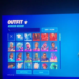 Fortnite konto  - Fortnite konto med över 70+ skins och 7000 vbucks