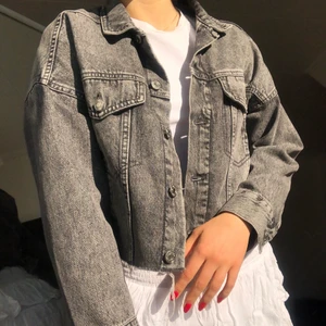 Jeansjacka H&M - Jätte snygg jeansjacka från Hm i storlek XS perfekt nu till våren🔥. Nyskick!✨