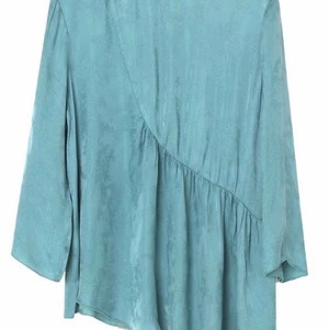 By Malene Birger blus  - Oanvänd turkos blus i viscose från BMB. Prislapp kvar. Nypris 1999kr  storlek 36. Postas för 63kr