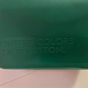 Justerbar väska från United colors of Benetton😘 supersnygg och bra med plats för sin telefon, plånbok och fler små saker. Frakt inkl i priset!