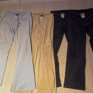 mjukisar storlek M/S - säljer dessa ginatricot mjukisar 99kr styck eller 300 för alla 4 använder inte dessa och är max använda 2 gånger alla är i storlek S förutom den blåa som är i storlek M ordinarie pris på en är 249kr i affär