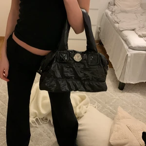 MONCLER VÄSKA - MONCLER VÄSKA🤑 Vet ej om äkta för köpt second hand🌏 Skriv för fler bilder🥰