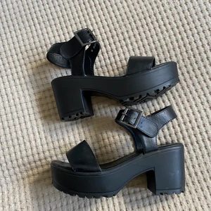 Klackar storlek 36 - Otroligt sköna platåklackar! ⭐️storlek 36, true to size  ⭐️ tecken på användning finns men inget specifikt, kolla bild för lite repor i sulan ⭐️supersköna att gå i verkligen tack vare platån!