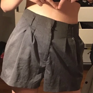 Shorts i stil av kostymbyxor - Supersköna och luftiga shorts som efterliknar kostymbyxor