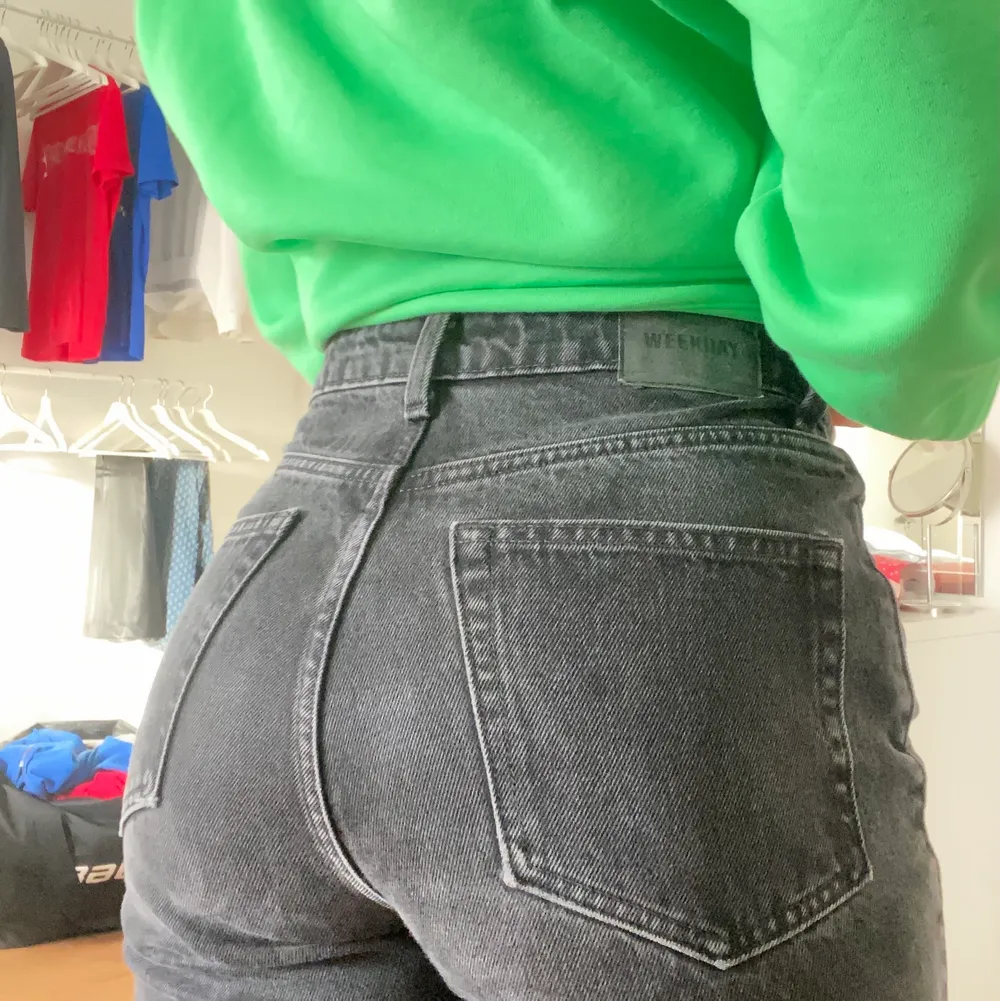 Säljer mina favvo weekday jeans i modellen rowe då dem blivit för små. Dem är i bra skick. Lägg bara bud om seriös, skriv privat för frågor och bilder. . Jeans & Byxor.