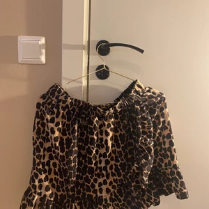 Fin kjol i storlek 170 (Passar M)  - Fin kjol i storlek 170 (Passar M) kan också användas som topp!!