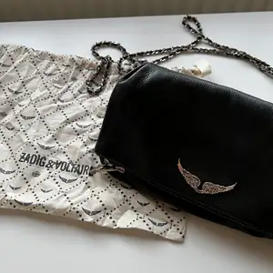 Säljer min Zadig Voltaire rock bag i svart. Köptes i Zadig Voltaire butiken i Cannes. Den är i väldigt fint skick! Båda kedjorna, lång och kort följer med samt orginal dustbag. 🤍🤍🤍