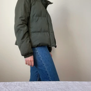 Kaiakgrön jacka - Jacka inköpt i Amsterdam, storlek L men känns mer som en S. 