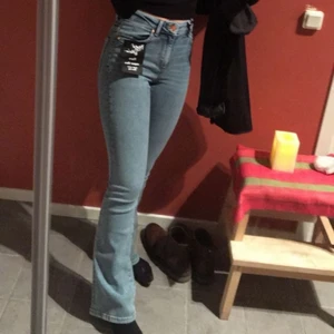 Bootcut jeans, bikbok, strl xs - Så gott som i nyskick, knappt använda då de har varit ganska små för mig. Haft sedan ett år tillbaka. Fin ljusblå färg. Ordinariepris 599kr, mitt pris 199kr