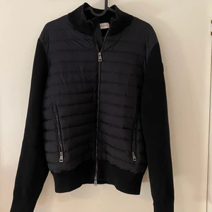 Moncler Cardigan black label  - Knappt använd cardigan, cond 9-9,5/10