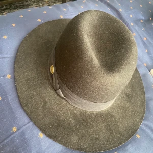 Handgjord stilig hatt - Helt ny oanvänd hatt Köpt för 1999:-