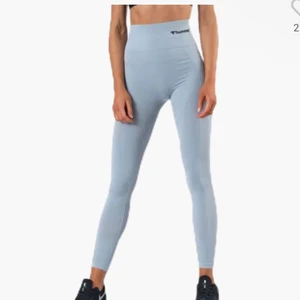 TRÄNINGSTIGHTS FRÅM HUMMEL - Ljus grå/blåa träningstights från märket Hummel Storlek XS/S💖