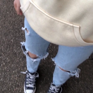 Ljusblåa Jeans med hål - Fina Jeans från Gina i storlek 34💞💞 Dock hål vid hällorna på sidan och uttöjda hål på knäna, därav det låga priset. Frakt tillkommer