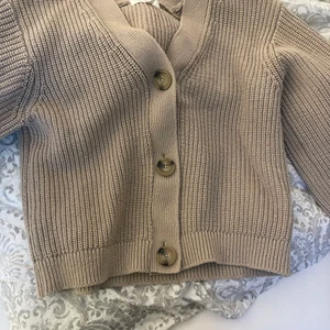 kofta - superfin stickad kofta från HM i en fin begie/brun färg. Knappy använd! 