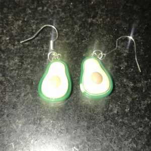 Passar alla  - Hemma gjort avokado örhängen 